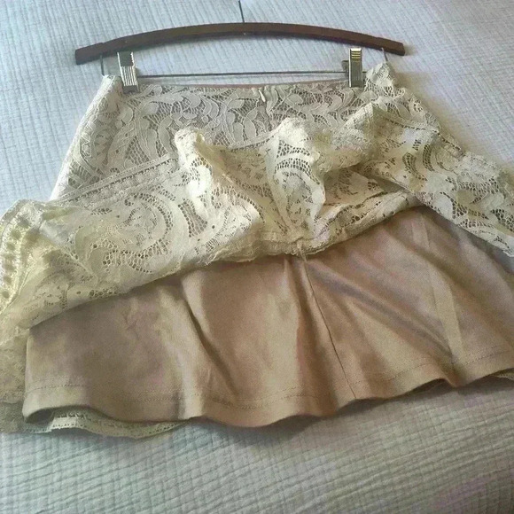She & Sky cream lace mini skirt | Size Medium | runs small - Picture 3 of 6
